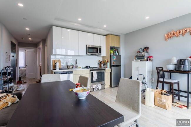 Building Photo - 3 bedroom in Queens NY 11102