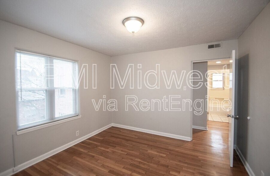 Building Photo - 146 E 19th St