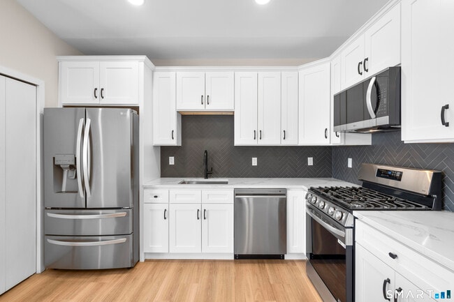 Building Photo - 937 Post Rd