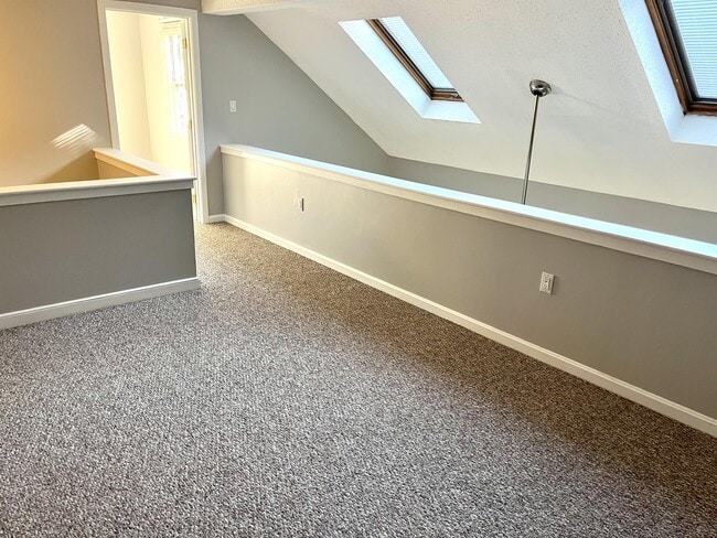 Building Photo - 12 Hawthorne Village