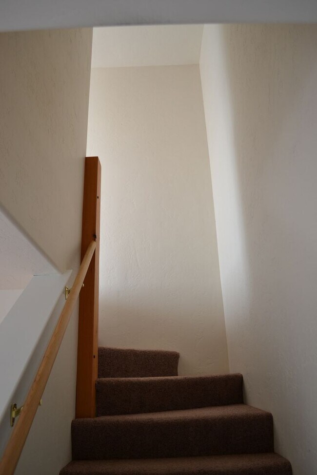 Building Photo - Oak Street Duplex