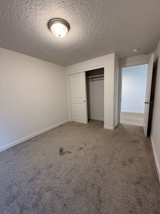 Building Photo - 3 Bedroom / 2 Bathroom in NW Redmond OR