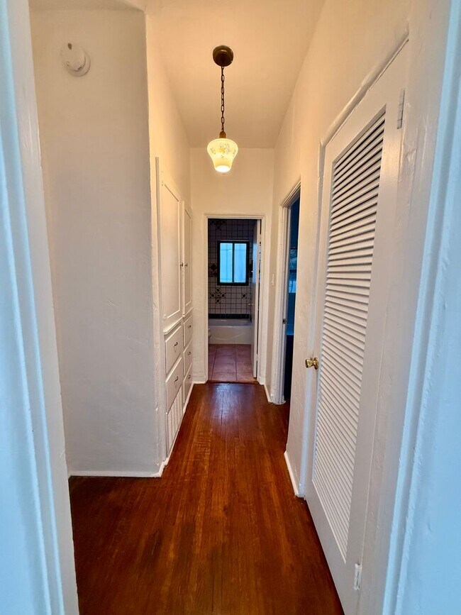 Building Photo - 2166 Beachwood Terrace