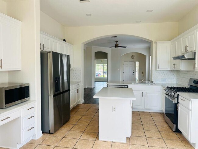 Building Photo - 251 Fresno Springs