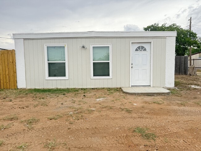 Building Photo - 3100 Thomas Ave