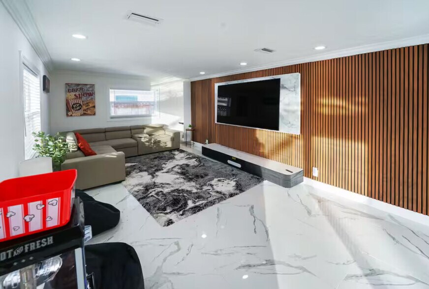 Building Photo - 651 NW 42nd Ave