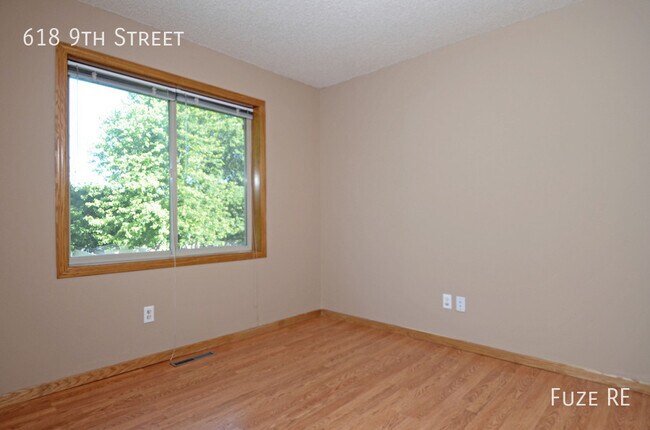 Building Photo - 618 9th St