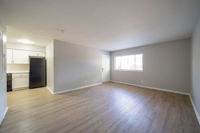 Building Photo - 651 Riverview Dr