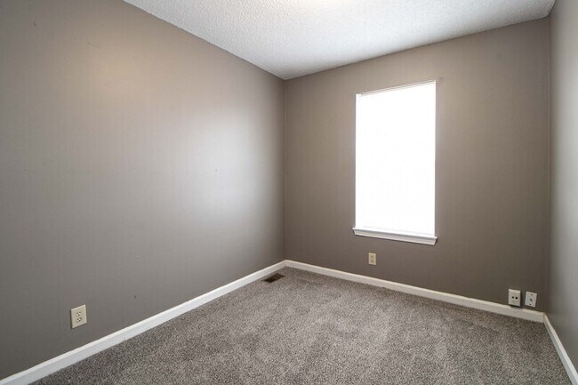 Building Photo - 924 Van Buren Ave