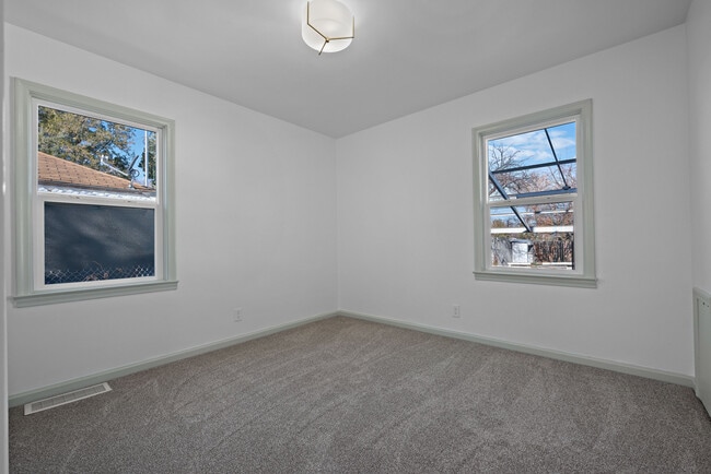 Building Photo - 840 W Montague Ave