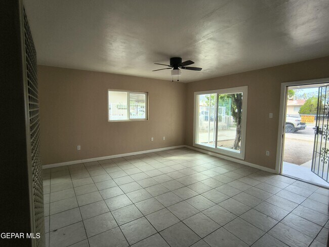 Building Photo - 4918 Guadalupe Dr