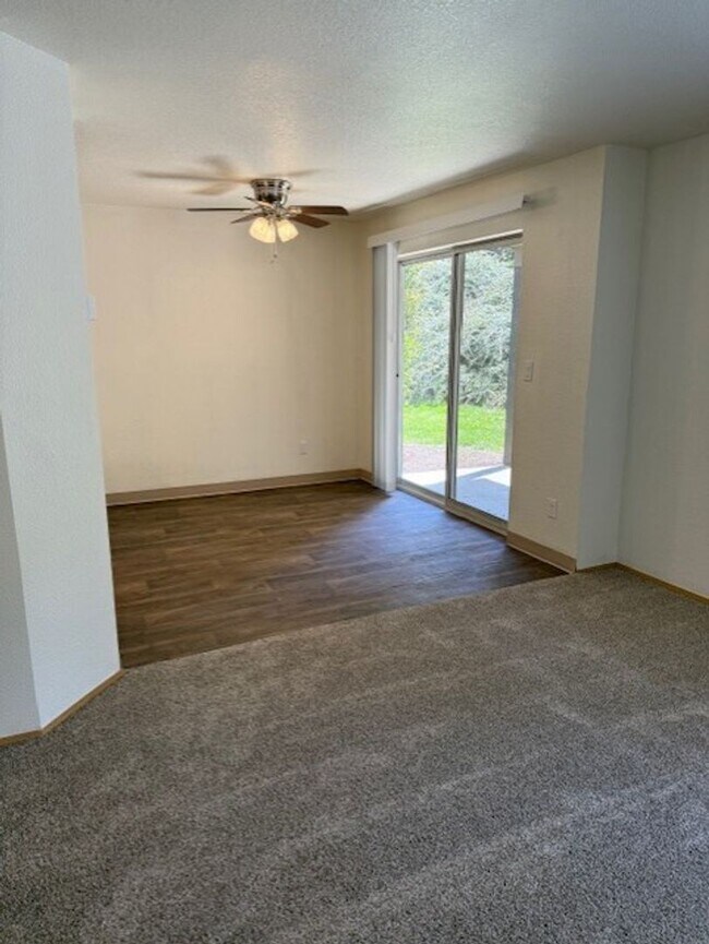 Interior Photo - Oakridge