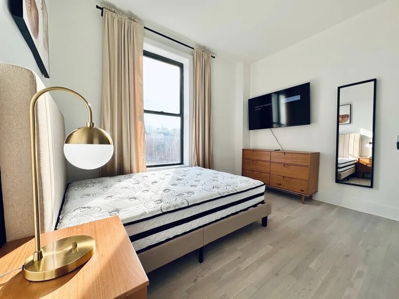 Building Photo - Furnished room/NOT APARTMENT
