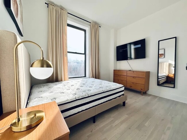 Building Photo - Furnished room/NOT APARTMENT