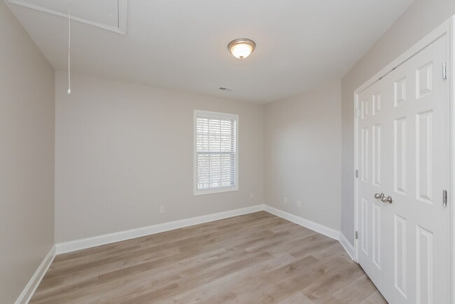 Building Photo - 184 Greenview Dr