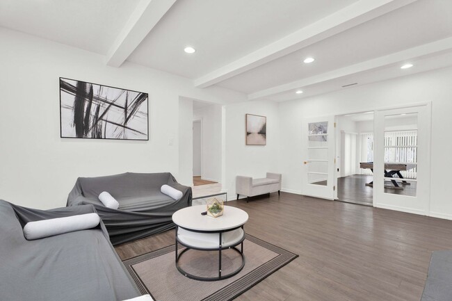 Building Photo - 3BD ROOM RANCH - PRIVATE LOT - FURNISHED - BLOOMFIELD HILLS