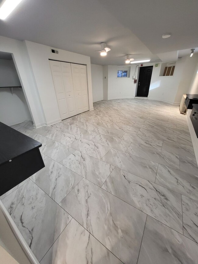 Building Photo - 2 W 21st St