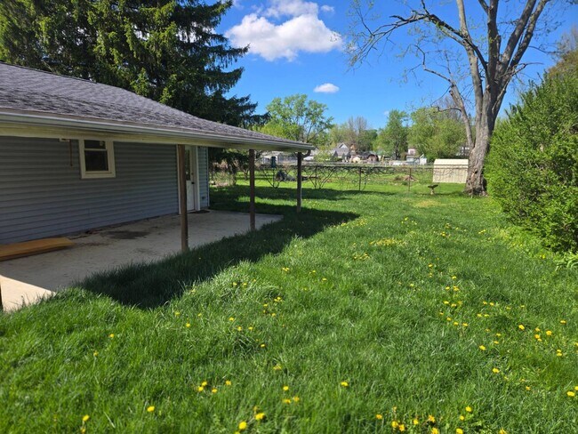 Building Photo - Charming 5-Bedroom Property in Prime Location
