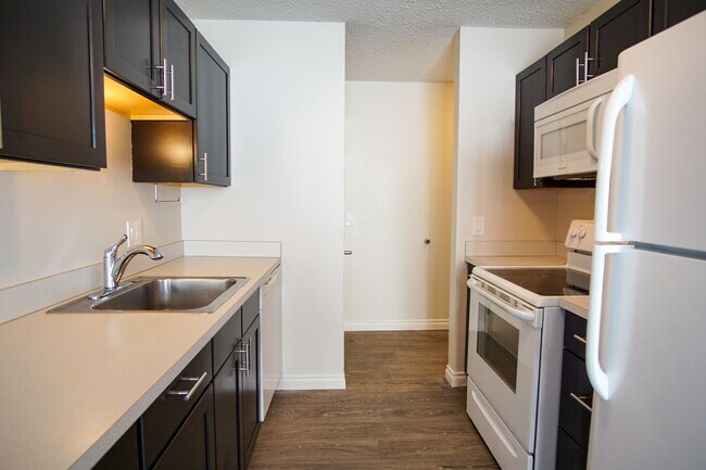 Building Photo - Great Refurbished Light & Bright 2Bed w/Private Entrance & Parking!