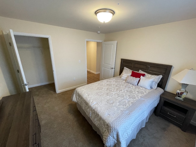 Building Photo - 540 Northend Dr