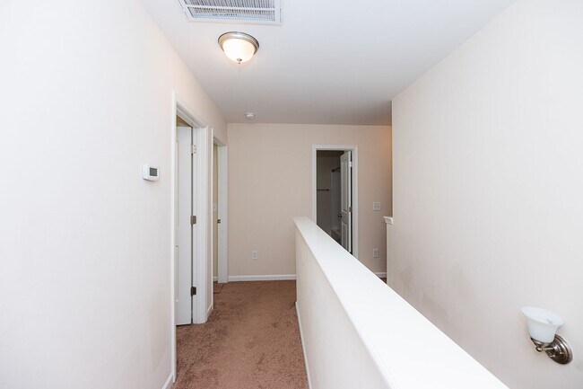 Building Photo - Spacious 5 Bedroom, 3 bath home in Greensboro with 2 car garage