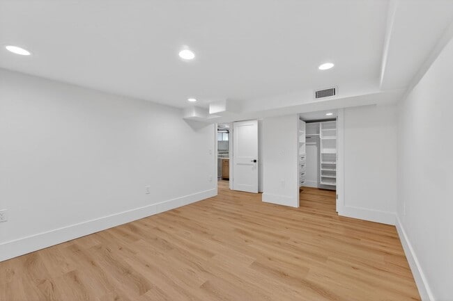 Building Photo - Platt Park Classic! 4 Beds, 2 Bath - Fully remodeled! Don't miss out on this one!