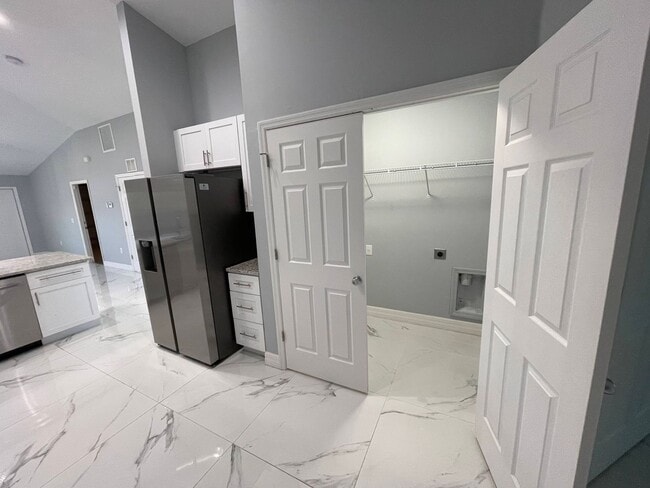 Building Photo - AKACHER01