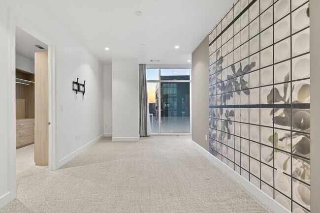 Building Photo - Stunning high rise unit in the affluent River Oaks District!