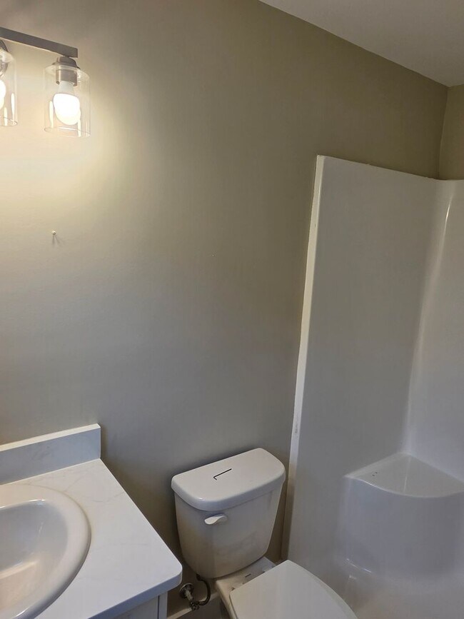 Building Photo - 3 Bedroom, 2 Bath home.
