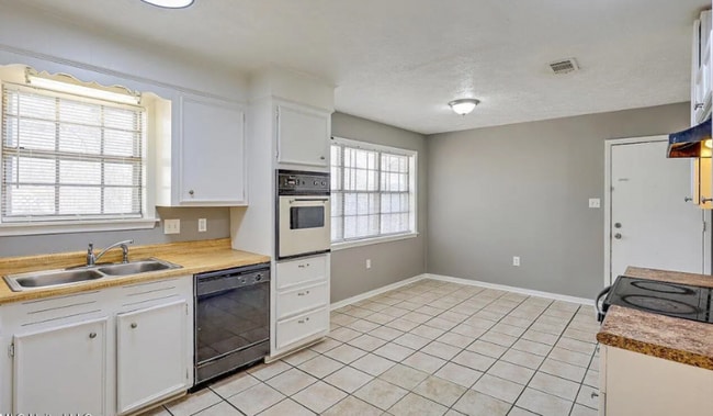 Building Photo - 221 Pecan Hill Dr