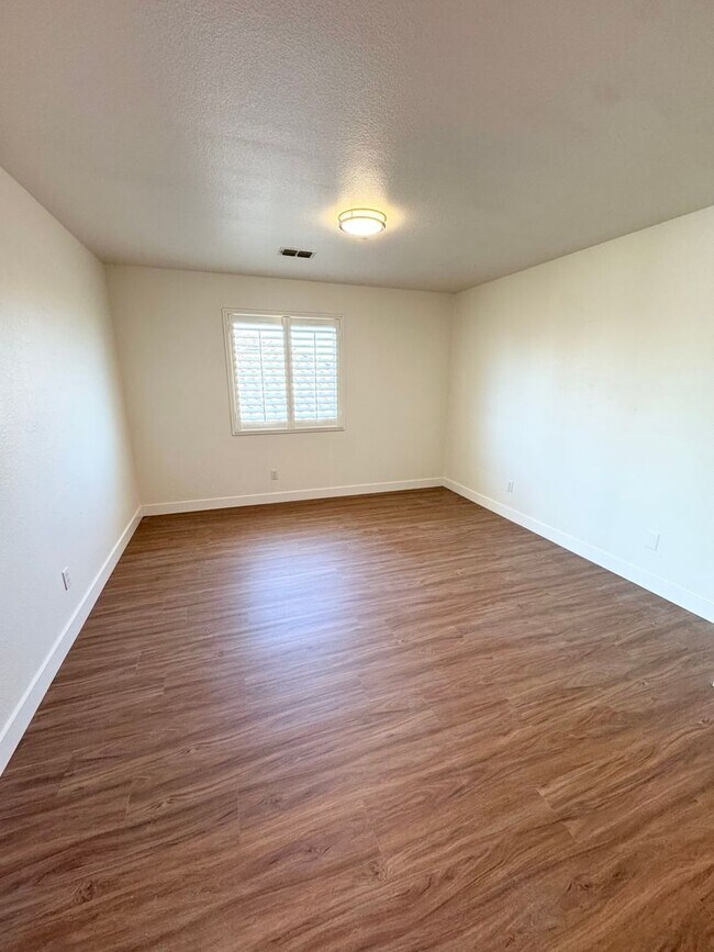 Building Photo - 4 Bedroom / 3 Bathroom Home in Elk Grove – Bedroom & Full Bath Downstairs SEE VIDEO