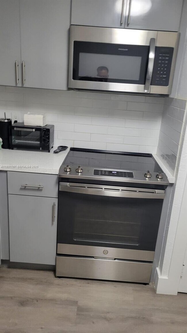 Building Photo - 4158 Inverrary Dr