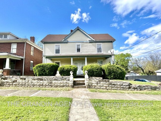 Building Photo - 642 Elm Ave SE