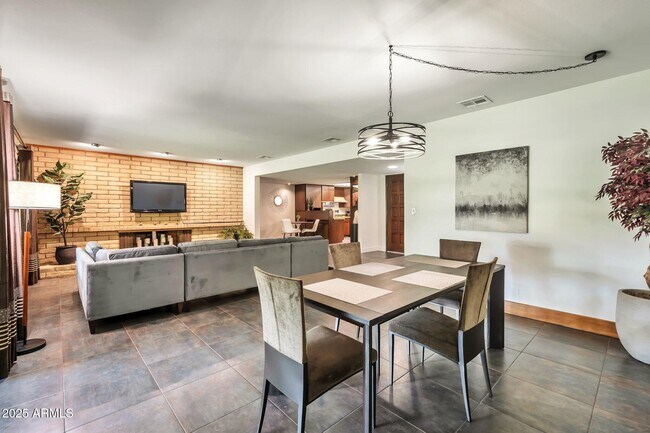 Building Photo - 2115 E Balboa Dr