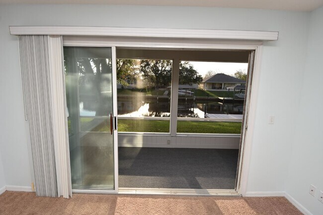 Building Photo - Salt water canal, 2 story home