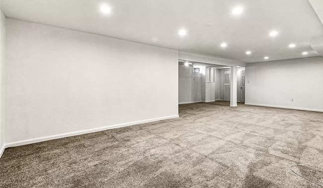 Building Photo - Furnished 3 bedroom 1 bathroom apartment