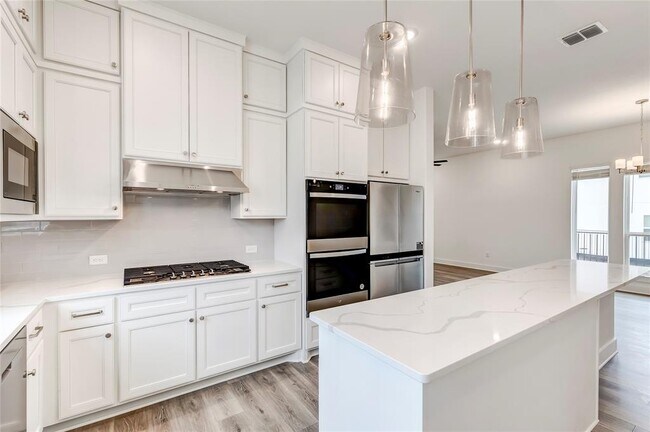 Building Photo - 2000 Kit Cir