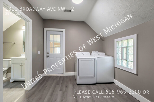 Building Photo - Available Now | Newly Updated 2 Bedroom, 1...