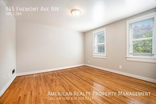 Building Photo - 945 Fremont Ave NW