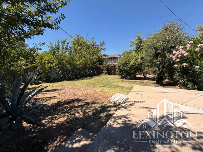 Building Photo - Charming 2 Bedroom Home with Large Backyard & Garage