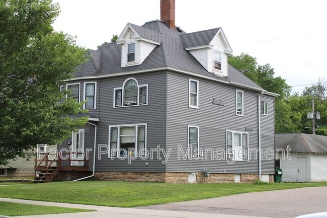 Building Photo - 315 E Cherry St