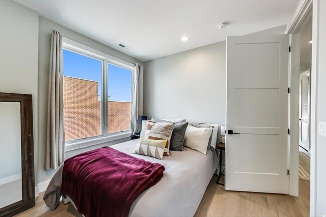 Building Photo - 2429 W Augusta Blvd