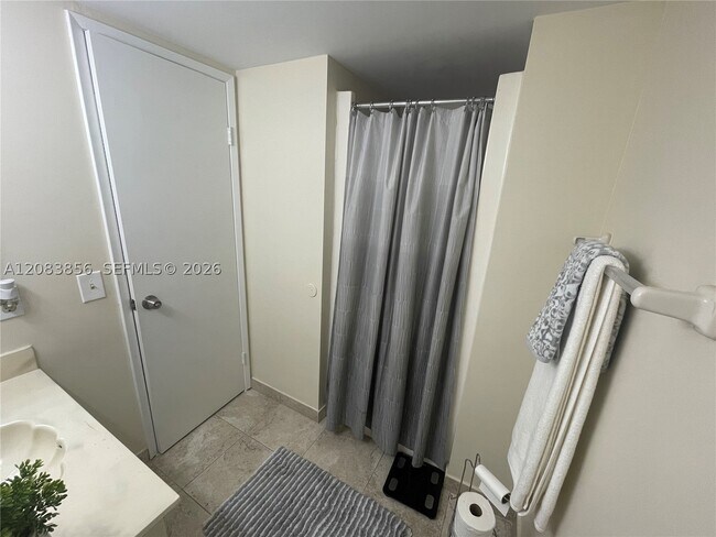 Building Photo - 9435 Fontainebleau Blvd