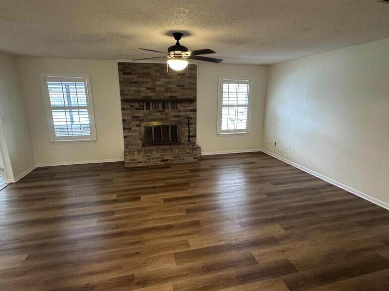 Building Photo - 123 Raintree Blvd