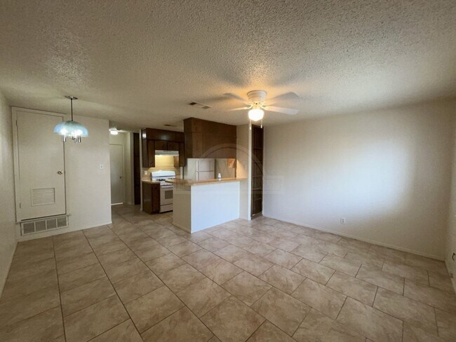 Building Photo - 2210 Silverway Dr