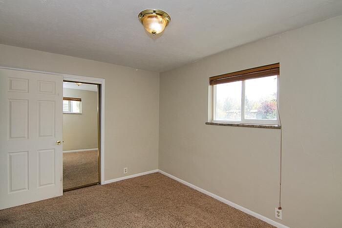 Building Photo - 955 Hillview Dr