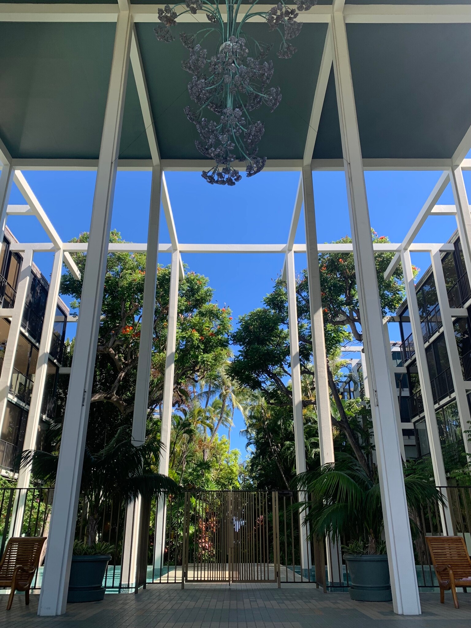 Grand Entrance - 4999 Kahala Ave