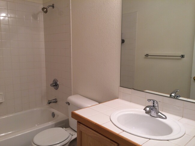 Building Photo - Beautiful 2B Condo in Lafayette's Autumn R...