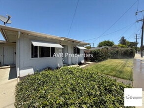 Building Photo - Fantastic Single story duplex south of Dow...