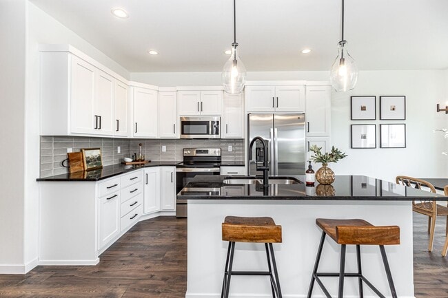 Building Photo - 3 Bed 2.5 Bath Single Family Home